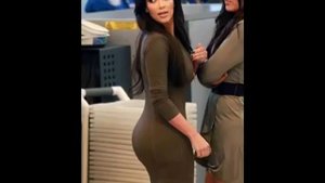 Чья попа лучше?(whose ass is better?)
