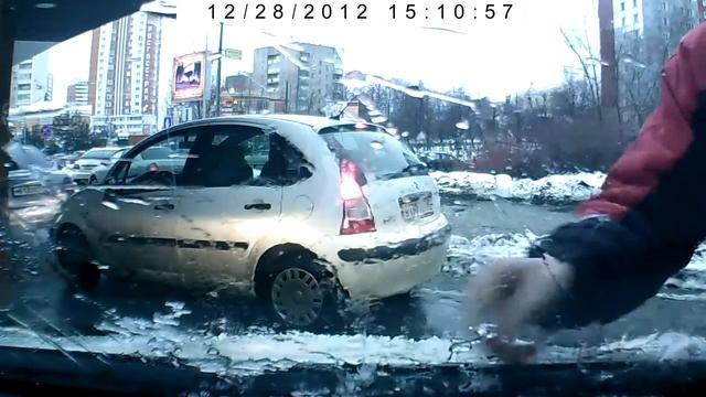 28.12.2012 McDonalds Одинцово. Упал лед на лобовое стекло. смотреть онлайн
