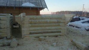 Рубка сруба. Сруб бани в чаша лапу. Log house