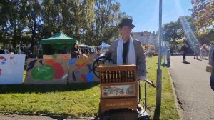 МЕЛОДИИ ШАРМАНКИ В НАШЕМ ГОРОДЕ НА ЯРМАРКЕ 24 СЕНТЯБРЯ 2022 .