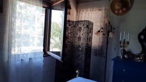 Шале и розы в горах Италии. Спальня в деревянном шале.