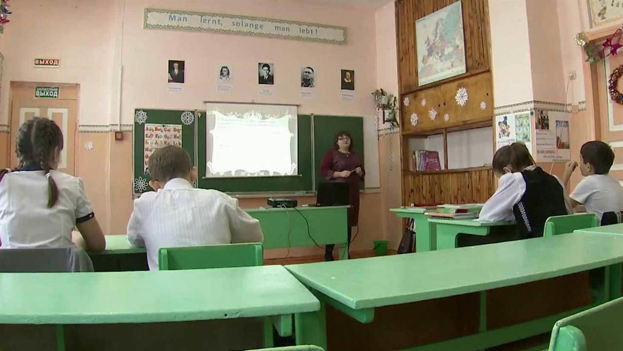 В Саратовской области успешно решают проблему нехватки кадров в сельских школах