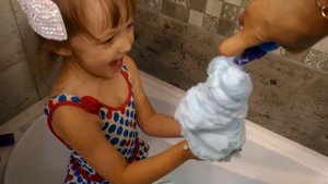 Развлечение для детей. Целая ванная пены. Мороженое из пены. Fun for the kids. Foam and surprise.
