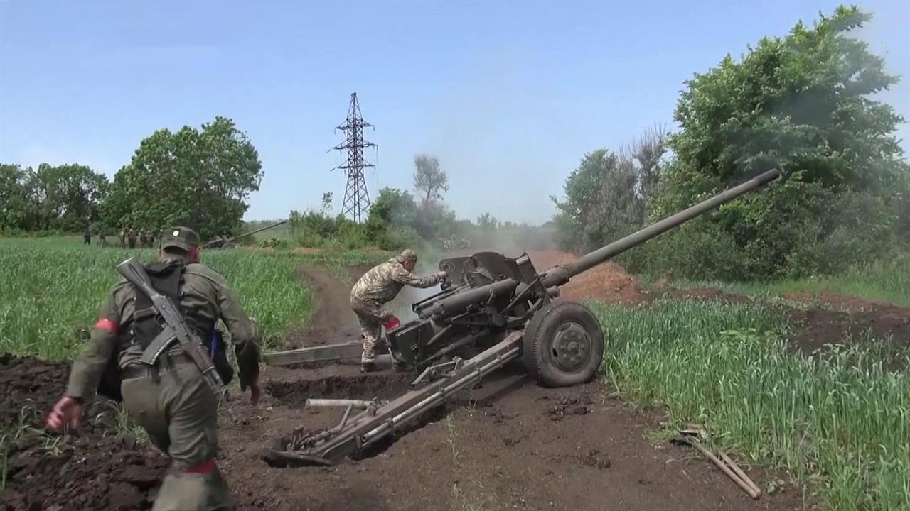 Бойцы ЛНР при поддержке российских военных выбивают неонацистов с окраин села Тошковка