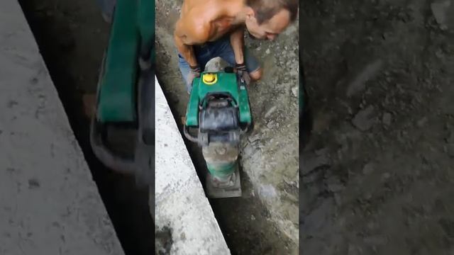 Трамбовка земли вокруг фундамента смотреть онлайн