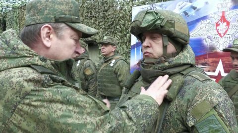 Командующий войсками Центрального военного округа Александр Лапин вручил госнаграды военным