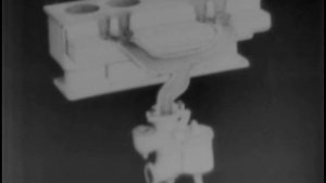 Показывает с помощью анимации поршневой цикл четырехцилиндрового двигателя