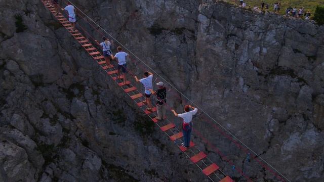 Девушка на мостике ай Петри