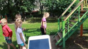 КВЕСТ НА ДЕТСКОЙ ПЛОЩАДКЕ | ЧЕЛЛЕНДЖ КТО БЫСТРЕЕ | Игры для детей на улице