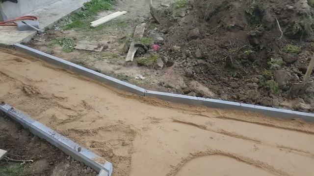 Плитка "Кирпичик". Укладка двухцветной плитки, с подготовкой и трамбовкой основании. смотреть онлайн