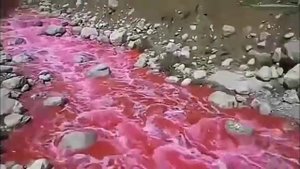 Вода в Таджикистане из город Вахдат посмотрите Аллах что делал.