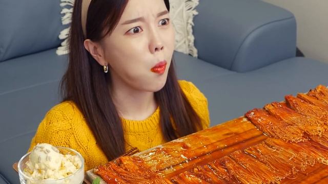 [Mukbang ASMR] 핵매운 ? 불닭 팽이버섯 & 계란 샐러드 레시피 Spicy Buldak Enoki Mushrooms Recipe Eatingshow Ssoyoung
