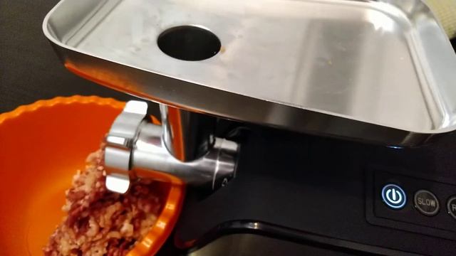 Приготовила фарш с помощью электрической мясорубки Kitfort КТ-2104 смотреть онлайн