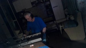 Ты ещё не композитор ? Игра на синтезаторе одной рукой.