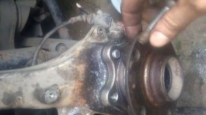 Как выкрутить болт подшипника переднего АУДИ А6, А8, Фольксваген Фаэтон ступицы с сорванными граням