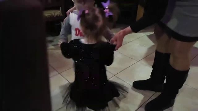 Танец детей))) смешно, прикол. Дети жгут)))