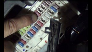 Замена предохранителя №9 обогревателя боковых зеркал в тойоте королла Е150
