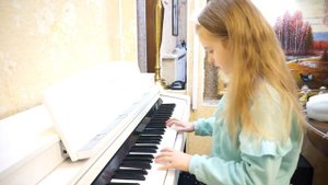 Менуэт Бах Из Нотной Тетради Анны  Магдалены Бах Играет Анегелина  2 класс ДМШ Дети играют на пиани