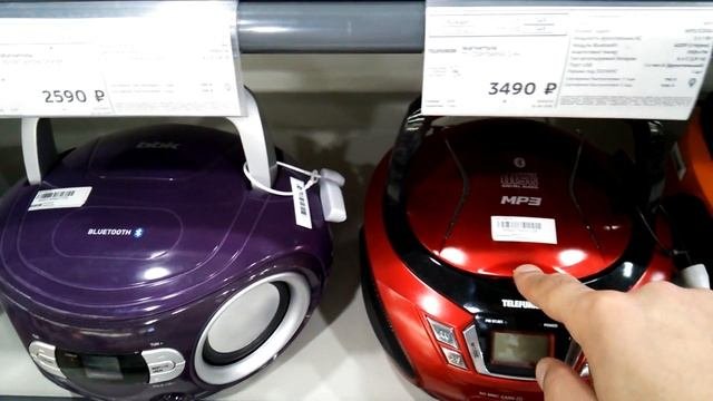 Магнитолы в магазине. Магнитофоны.