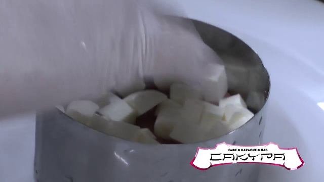 Cалат из сёмги с соусом песто