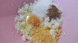 Сырники со сливочным маслом и варёным желтком