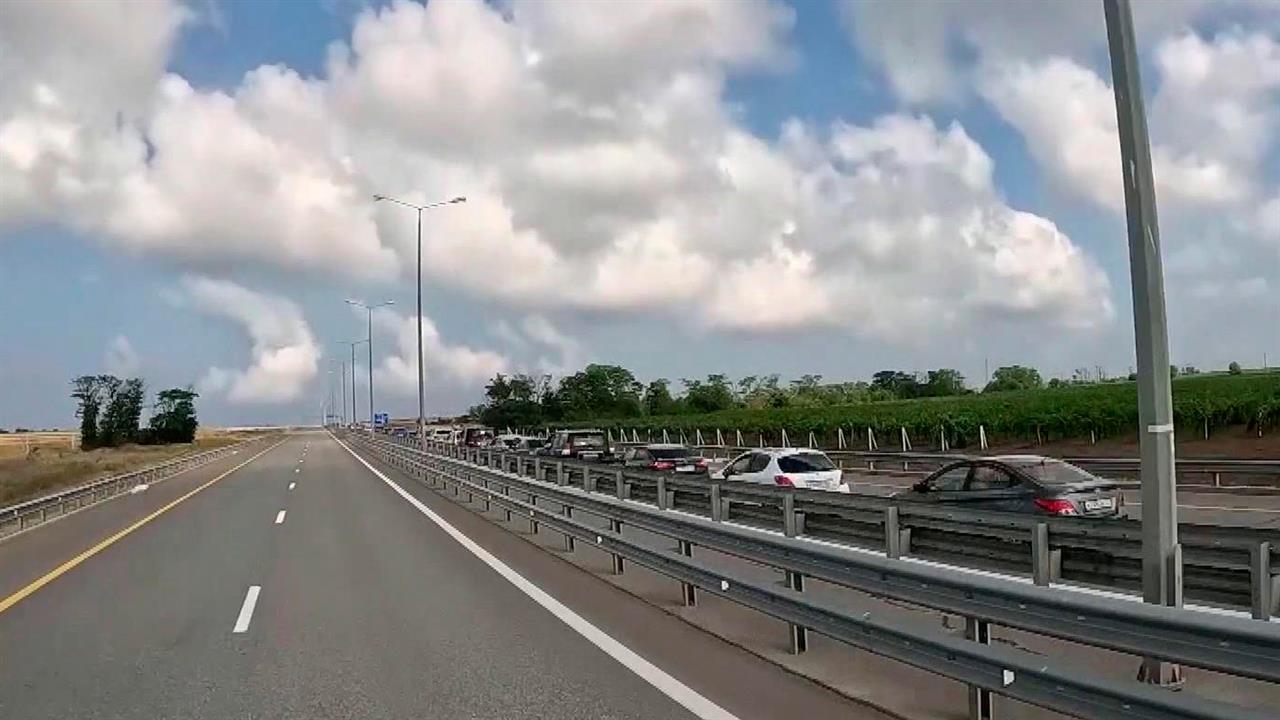 Ситуация с пробками на Крымскому мосту постоянно находится под контролем