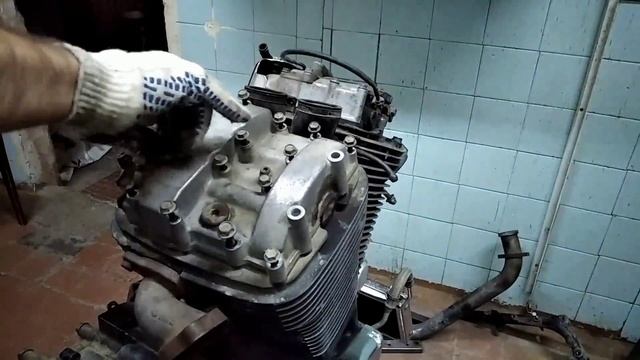 Ремонт мотоцикла Suzuki Intruder 1500. Часть 2. Разборка двигателя, снимаю задний цилиндр.