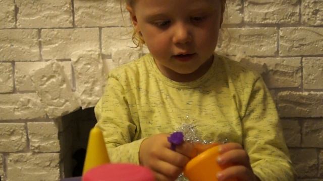 Смотрите видео для детей. Клеем НАКЛЕЙКИ на кубики. Алёна икает) смотреть онлайн