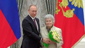 В Кремле президент вручил государственные награды ...ся деятелям России - тем, кого знает вся страна