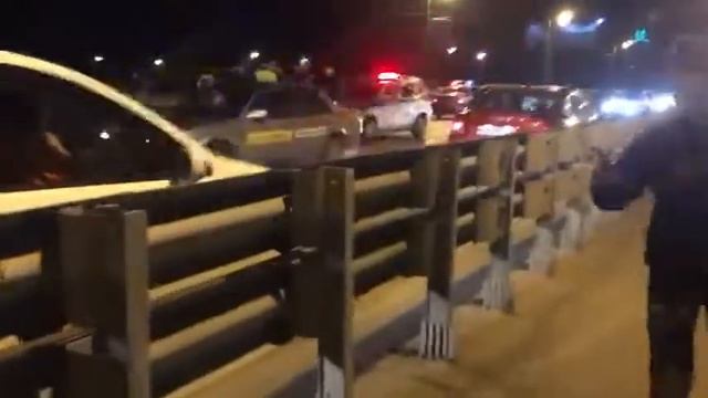 На Глазковском мосту водитель Vitz врезался во внедорожник, уходя от погони смотреть онлайн