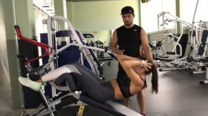 Прямые скручивания пресса на тренажере