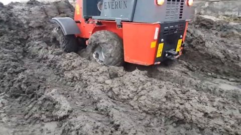 Компактный фронтальный мини погрузчик Everun ER06 на бездорожье