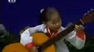 Corean kids. Playing guitar.  Девочка из Кореи.