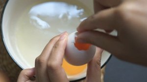 Съедаю утром два вареных яйца.  Рассказываю какая в этом польза и вред