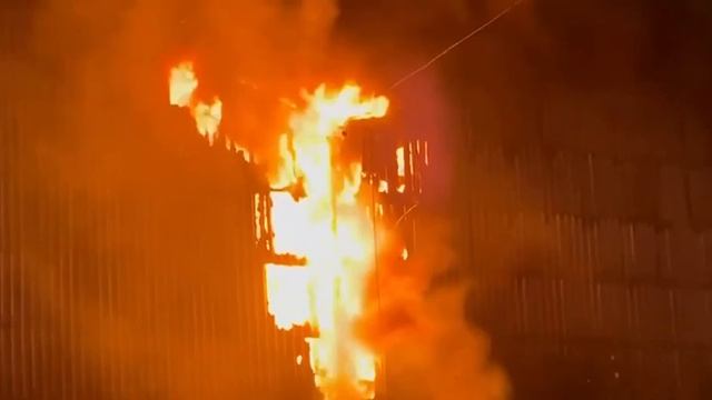 Кадры пожара на территории промышленного склада во Львове после ночных ударов беспилотников. смотреть онлайн