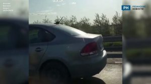 Под Рязанью женщина с ребёнком на коленях и за рулём машины промчалась по дороге