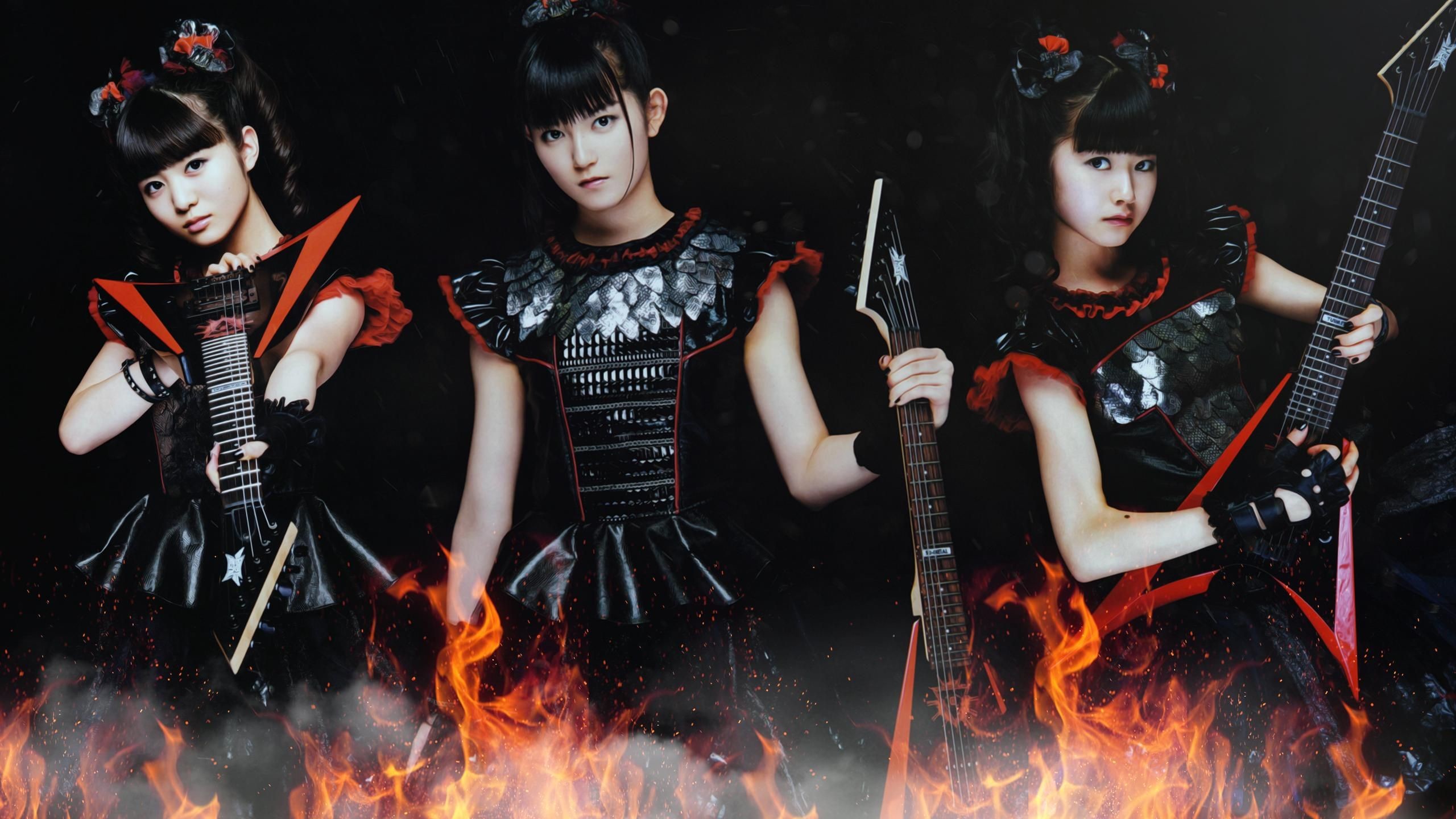 В составе группы две участницы - Su-metal (Судзука Накамото) и Moametal (Мо...