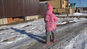 #Утка Игрушка на прогулке зимой с Алисой Считаем Катаемся на качелях Детское видео #AlisebabyTV