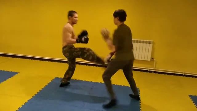 Защита это быть не удобным для противника. Отработка защит и спарринг. смотреть онлайн