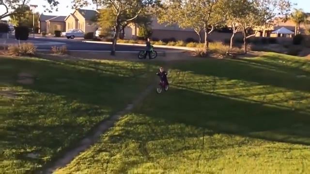 Эти дети не знают пакоё! Веселье и смех в этом видео! 😂😂😂😂😂😅😅😅😄😄 смотреть онлайн