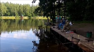 Осётр с середины водоёма на поплавок.