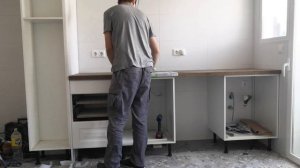 Монтаж современного кухонного гарнитура из Леруа Мерлен в Испании. Простая кухня без верхних ящиков