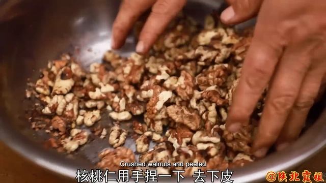 【陕北霞姐】摘2大车向日葵，霞姐剥籽给欣然做瓜子酥，酥脆香甜，咬一口满嘴留香！ смотреть онлайн