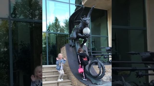 Лиза и Гарри Галкины играют с драконами около своего замка