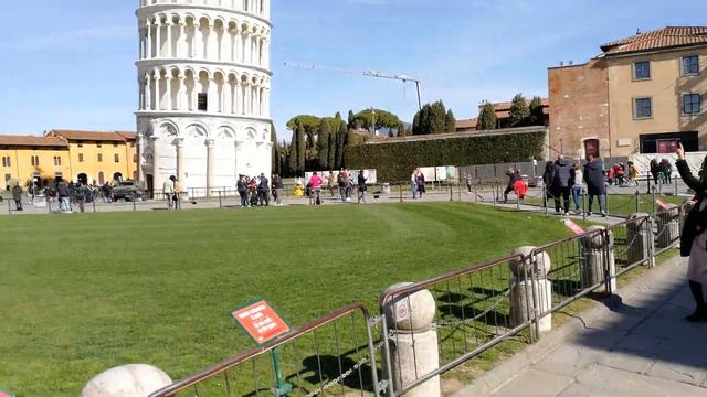 Истерия у Пизанской башни. Histeria around the Tower of Pisa.