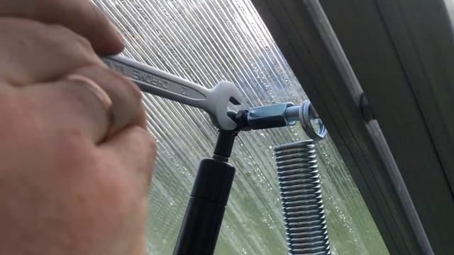 Установка термопривода КЛИМАТ-100 на вертикальную форточку