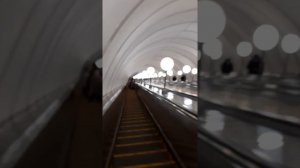 Быстрый спуск по самому длинному эскалатору Москвы станция метро Парк Победы