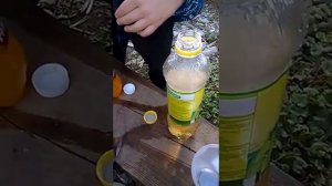 Эксперимент Что будет если лимонад смешать с аскорбиновой кислотой?
