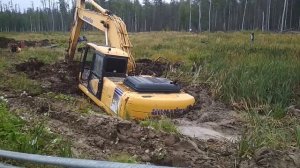 Экскаватор в болоте