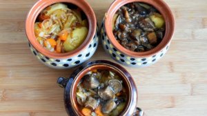 Жаркое в горшочках с белыми грибами и свининой